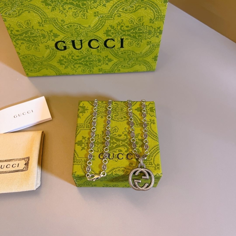 G*u*i necklaces